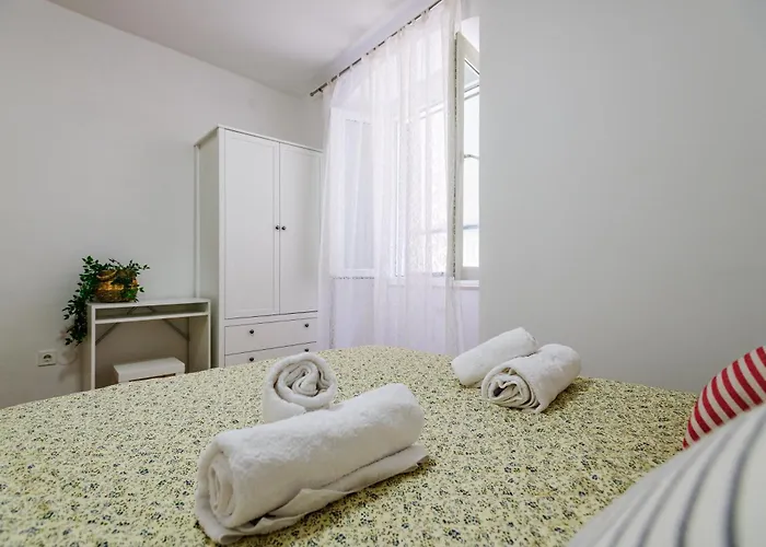 Pretty In The Centre - Old Town