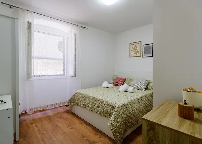 Pretty In The Centre - Old Town Apartman