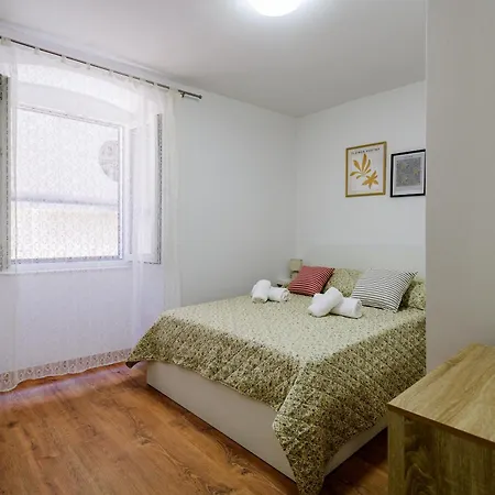 Pretty In The Centre - Old Town Apartment