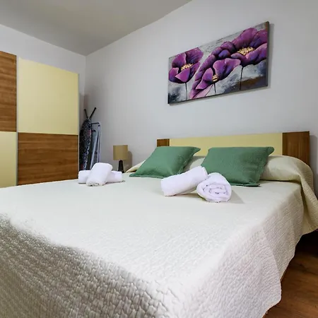 Pretty In The Centre - Old Town Daire