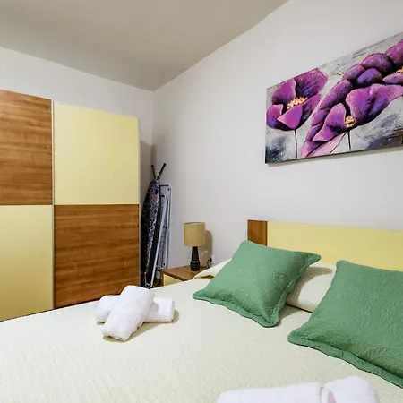 Pretty In The Centre - Old Town